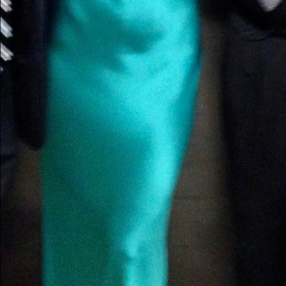 Green satiny backless gown - Picture 4 of 5